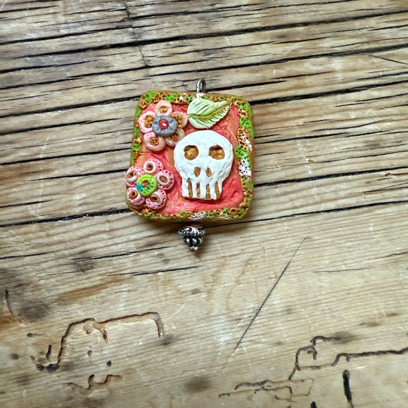 NWOT Polymer Clay Skull Flower Pendant - Picture 9 of 10
